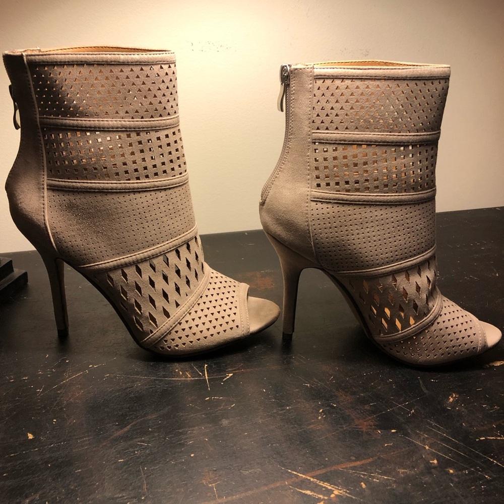 NWOT | REPORT | Tan Pumps